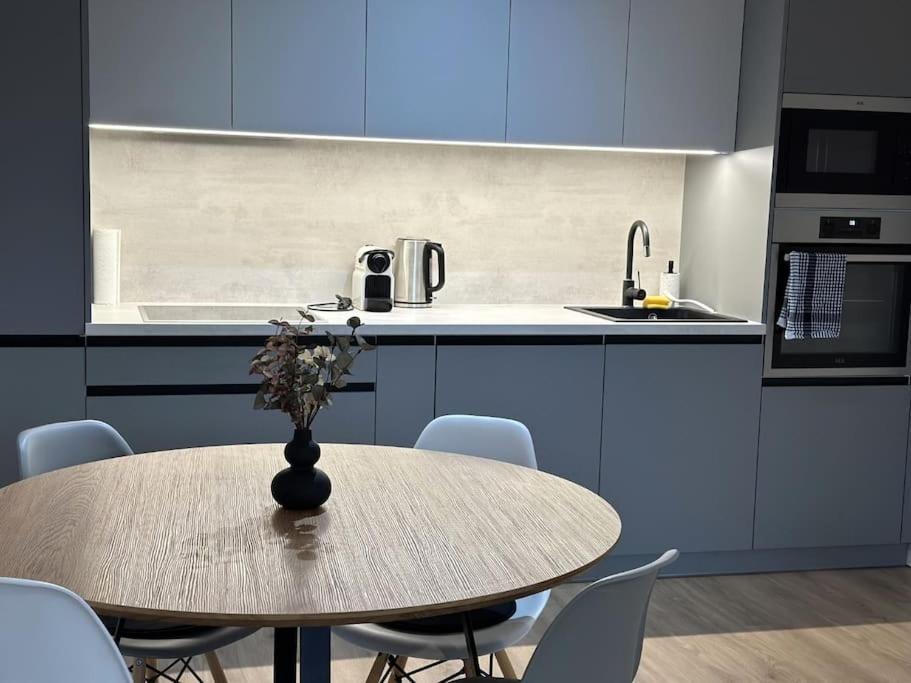New Near Tipos Arena, Free Parking, Danubius One Building Apartment