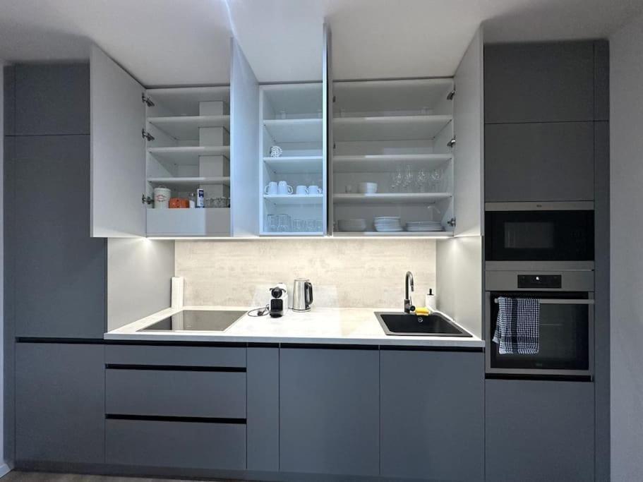 New Near Tipos Arena, Free Parking, Danubius One Building Apartment *